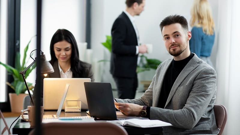 جلسه مشاوره کاری در دفتر آرتا