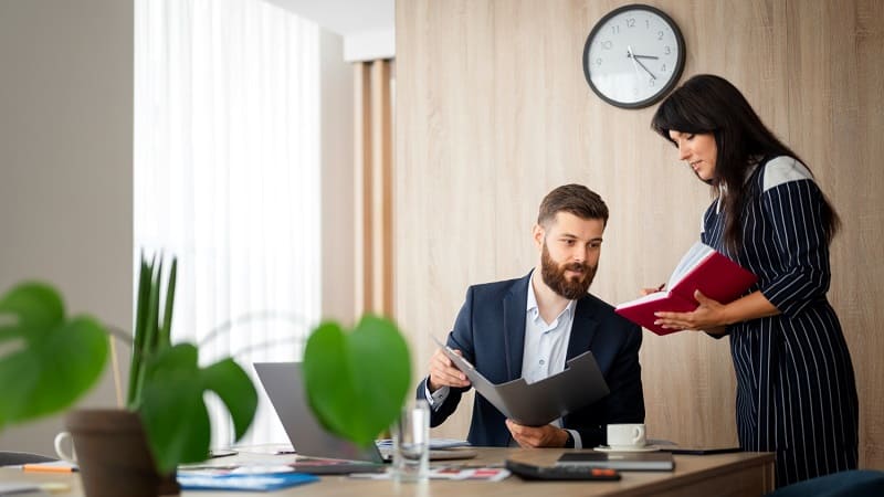 مشاور شغلی در حال راهنمایی کارجو