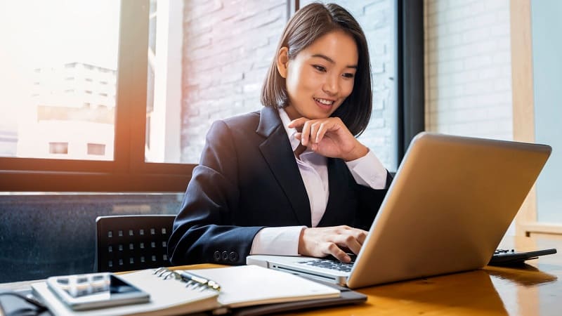 کارشناس کاریابی در حال بررسی رزومه متقاضیان