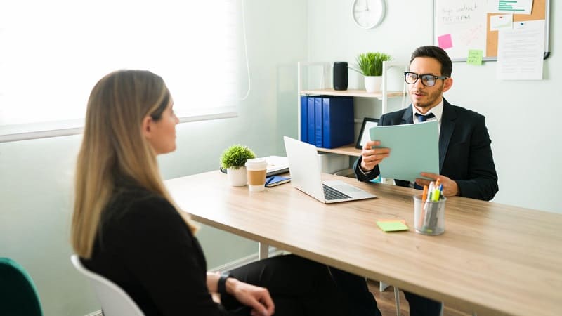 گفت‌وگوی کاری بین مشاور و متقاضی در دفتر آرتا