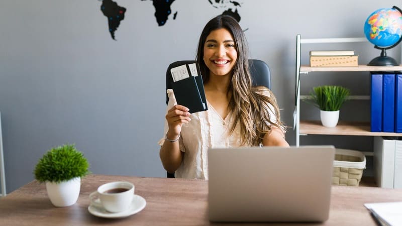 خانم کارمند در حال مصاحبه آنلاین کاری با شرکت خارجی