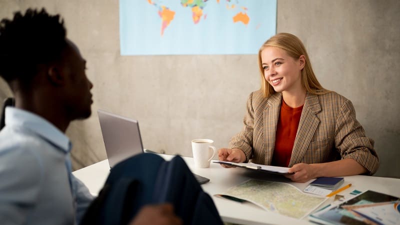 جلسه مصاحبه کاری بین متقاضی و مدیر شرکت خارجی