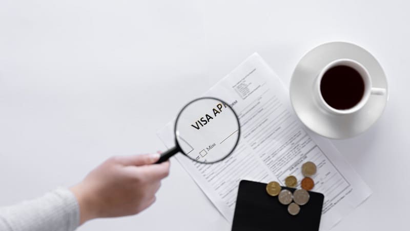 ذره‌بین روی واژه Job روی میز کار