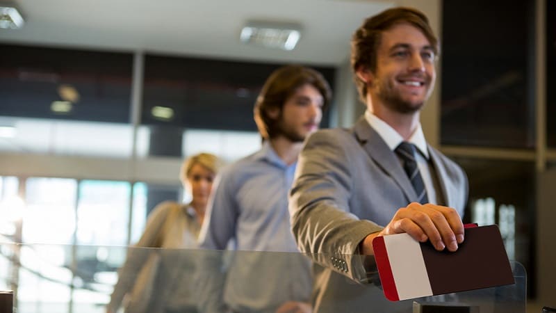 مرد جوان در حال معرفی خود در محیط کاری بین‌المللی