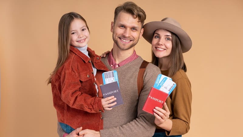 خانواده‌ای خوشحال با پاسپورت انگلیس
