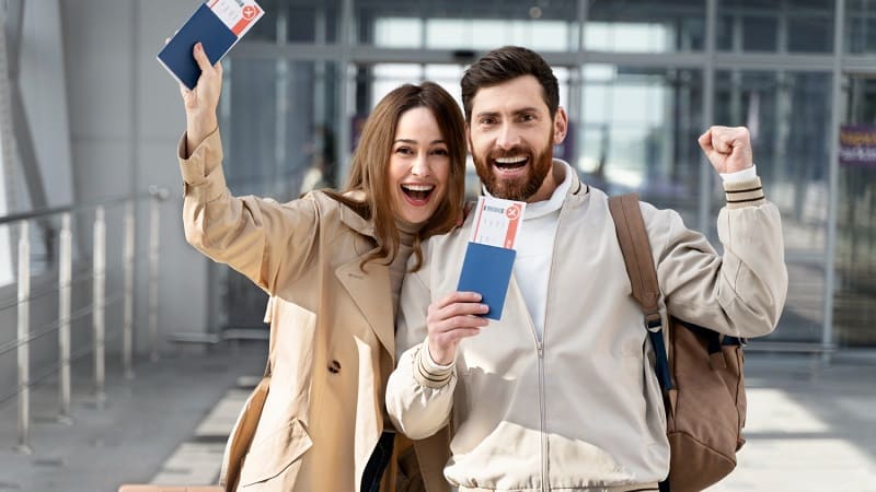زوجی در فرودگاه با پاسپورت انگلیسی