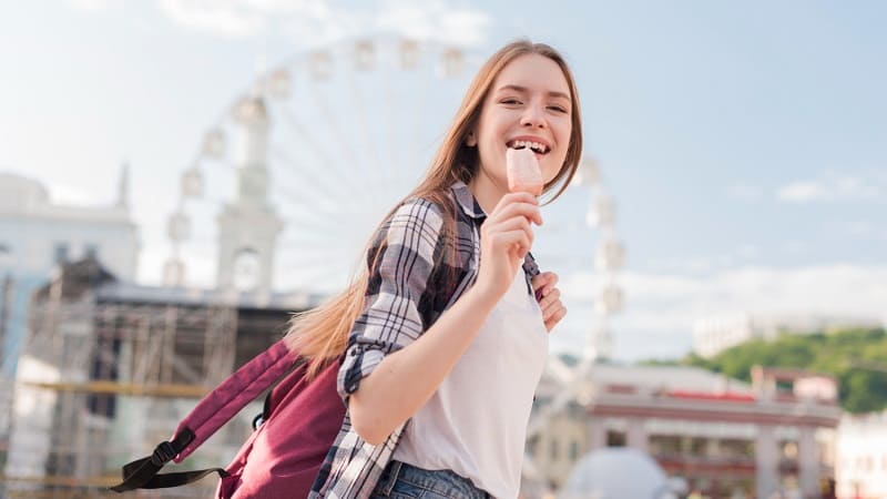گردشگر جوان در کنار چرخ فلک لندن آی