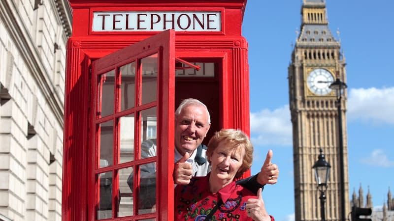 پدر و فرزند در کنار کابین تلفن قرمز لندن