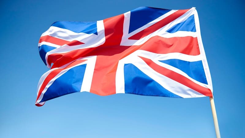 پرچم بریتانیا در آسمان آبی