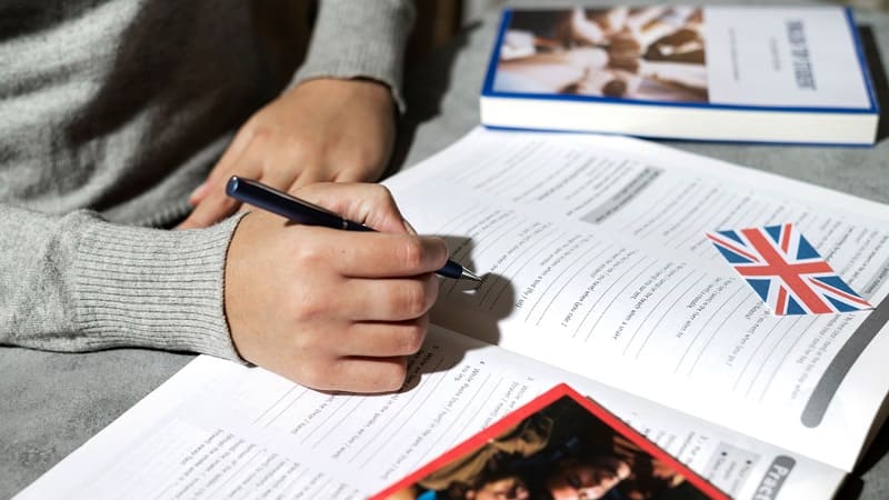 فردی در حال نوشتن فرم ویزا انگلیس