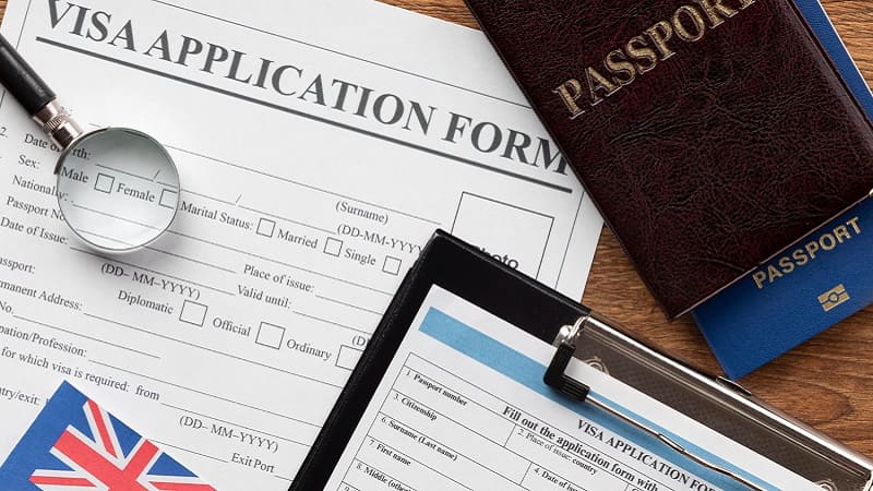 فرم درخواست ویزا همراه با پاسپورت و پرچم انگلستان