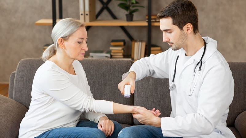 پزشک و بیمار در محیط درمانی بریتانیا