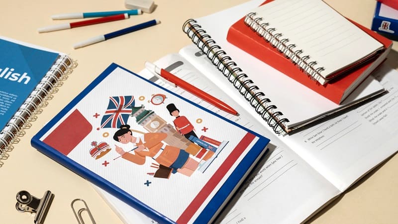 دفترچه و پاسپورت با پرچم انگلیس